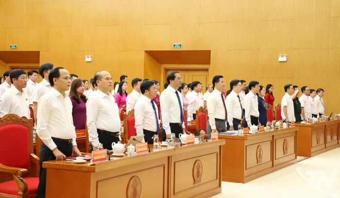 Các đại biểu thực hiện nghi thức chào cờ.