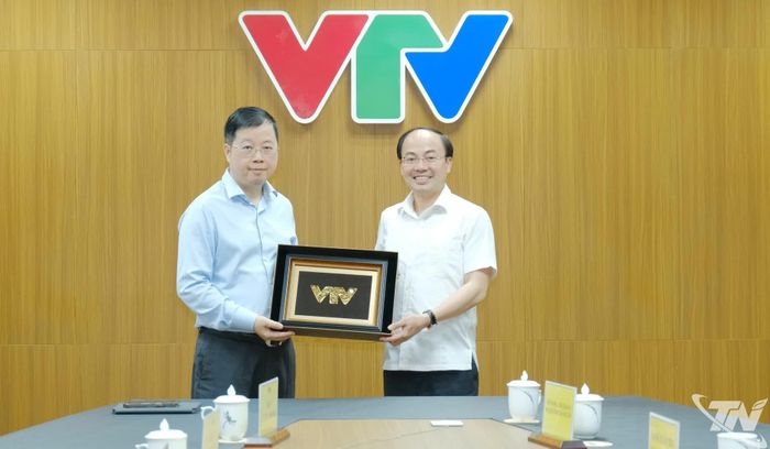Đồng chí Nguyễn Thanh Lâm, Ủy viên Trung ương Đảng, Tổng Giám đốc Đài Truyền hình Việt Nam tặng biểu trưng VTV cho Đoàn công tác.