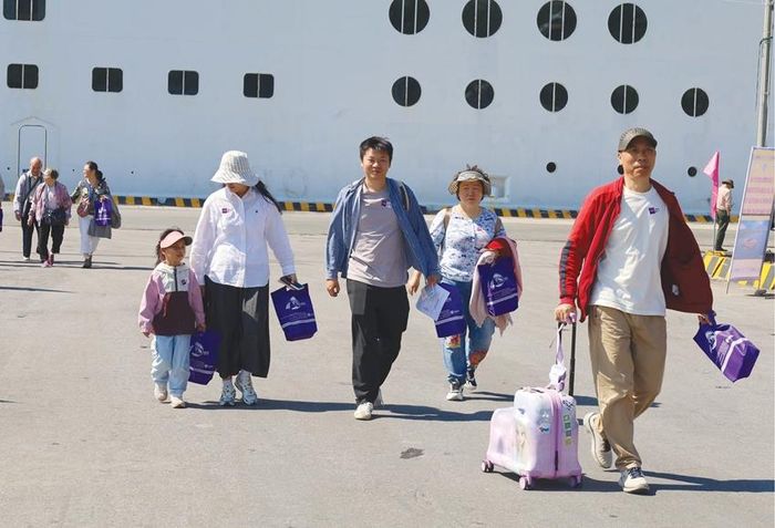 Khách tàu biển đến cảng Chân Mây