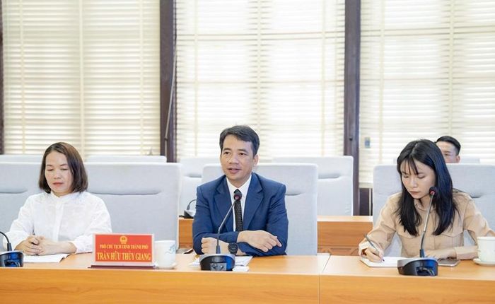 Phó Chủ tịch UBND thành phố Trần Hữu Thùy Giang trao đổi với đoàn