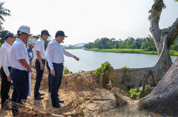Lãnh đạo thành phố kiểm tra dự án tuyến đường đi bộ bờ nam sông Hương