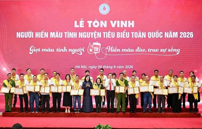 Chủ tịch Quốc hội Trần Thanh Mẫn trao giấy vinh danh 100 người hiến máu tình nguyện tiêu biểu toàn quốc năm 2026 - Ảnh: VGP/DL