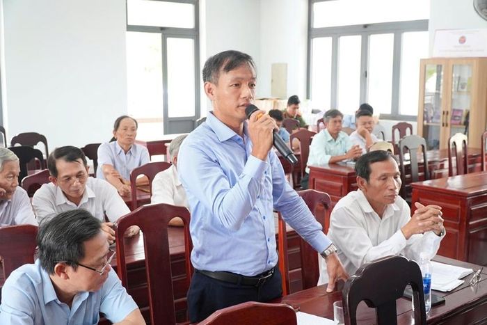 Cử tri xã Chân Mây - Lăng Cô trình bày các kiến nghị tại buổi tiếp xúc