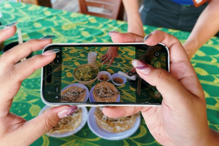  Thưởng thức bánh khoái cá kình đặc sản