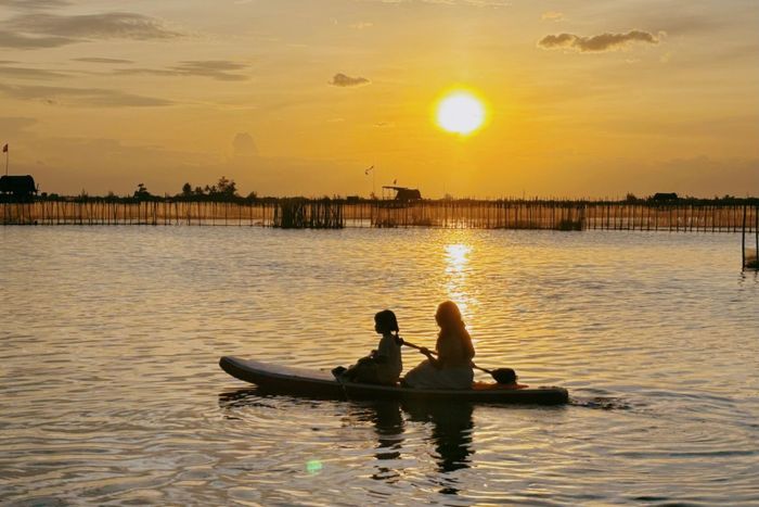  Chèo sup trong ánh vàng đầm Chuồn