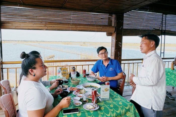  Lắng nghe người dân địa phương kể chuyện đầm Chuồn