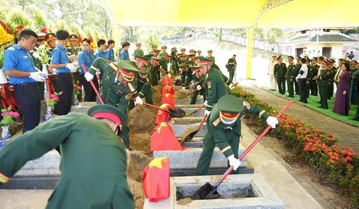 Đưa các anh về với đất mẹ. Ảnh: BCHQS TP