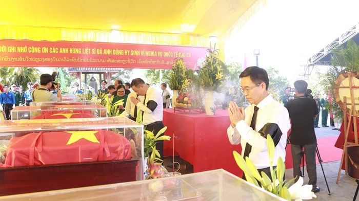 Lễ viếng, truy điệu và an táng 8 hài cốt liệt sĩ quân tình nguyện và chuyên gia Việt Nam hy sinh tại chiến trường Lào. Ảnh: BCHQS TP