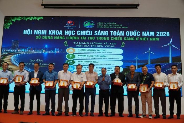 Chủ tịch Hội Chiếu sáng Việt Nam trao tặng quà kỷ niệm chương cho các nhà tài trợ