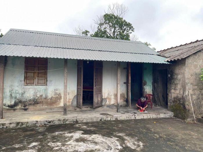 Ngôi nhà của cụ bà Nguyễn Thị Thâm nằm ở khu vực rốn lũ thường xuyên ngập sâu trong mùa bão, không an toàn và kết cấu đã nứt sâu, cần dỡ bỏ hoàn toàn và xây dựng mới