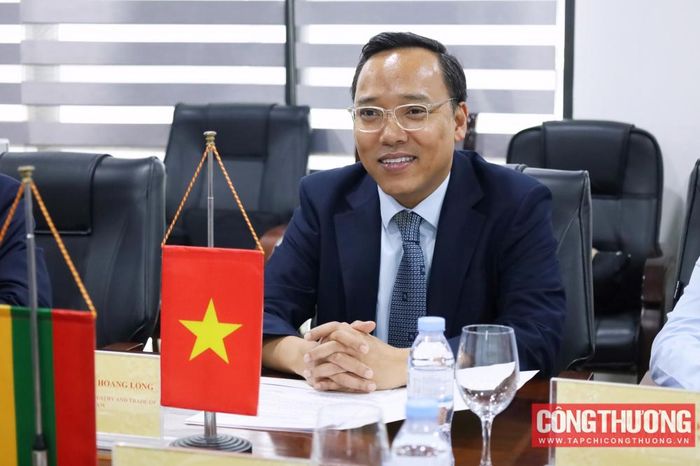Thứ trưởng Nguyễn Hoàng Long bày tỏ sự quan tâm đặc biệt đến kinh nghiệm của Litva trong việc ngắt kết nối khỏi hệ thống năng lượng của Nga/Đông Âu để tích hợp hoàn toàn vào hệ thống của châu Âu