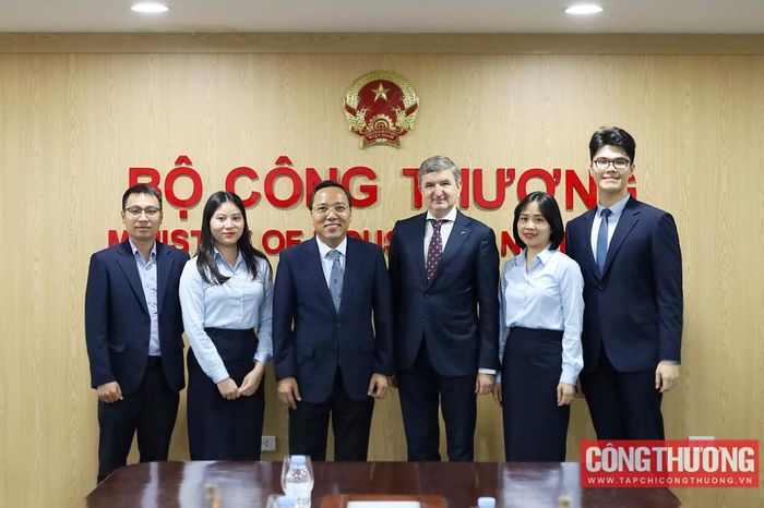 Thứ trưởng Nguyễn Hoàng Long bày tỏ sự trân trọng đối với những đóng góp tích cực của Đại sứ Darius Gaidys trong việc thúc đẩy quan hệ hữu nghị và hợp tác giữa Việt Nam và Litva trong thời gian qua
