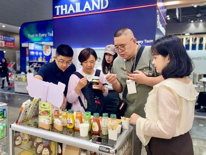 Khu gian hàng Việt Nam đã thu hút sự quan tâm của đông đảo khách tham quan, nhà nhập khẩu và đối tác quốc tế