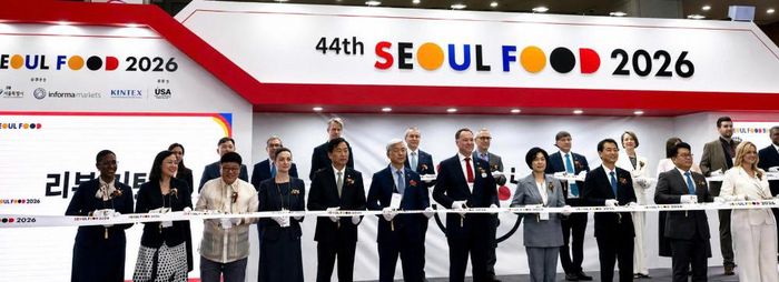 Các đại biểu thực hiện nghi thức cắt băng khai mạc Triển lãm Thực phẩm Quốc tế Seoul Food 2026
