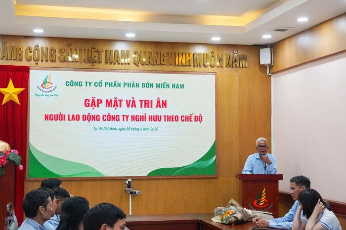 Đại diện các cán bộ nghỉ hưu, ông Thiều Quang Liệu, Tổ trưởng Tổ lái xe, Nhà máy Super Phốt Phát Long Thành phát biểu chia sẻ cảm nghĩ tại chương trình