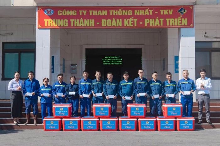 Công đoàn Công ty trao tặng thùng đựng đá giữ nhiệt cho các đơn vị. (Ảnh: Truyền thông Công ty).