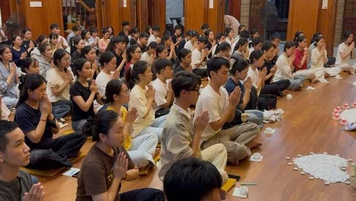 Các em học sinh trong khóa lễ tại chùa Ân Quang 