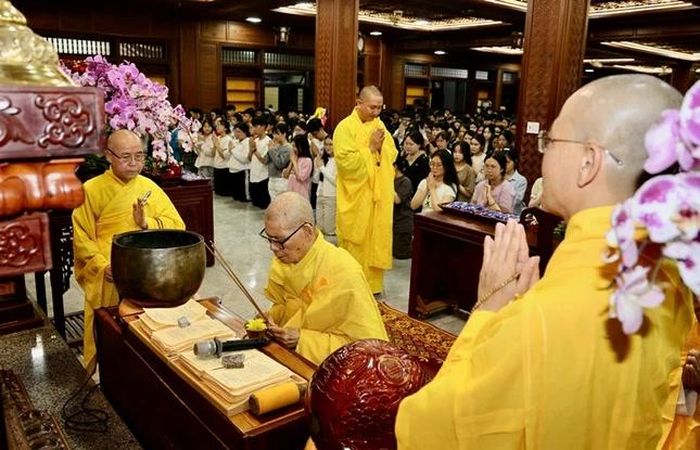 Hòa thượng Thích Châu Quang chứng minh khóa lễ