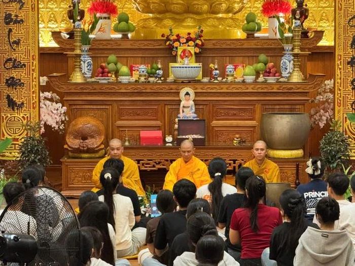 Đại đức Thích Nguyên Minh cùng chư Tăng trong khóa lễ cầu nguyện 