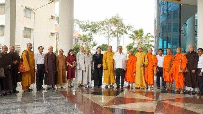 Phái đoàn chụp ảnh lưu niệm cùng các vị lãnh đạo tỉnh
