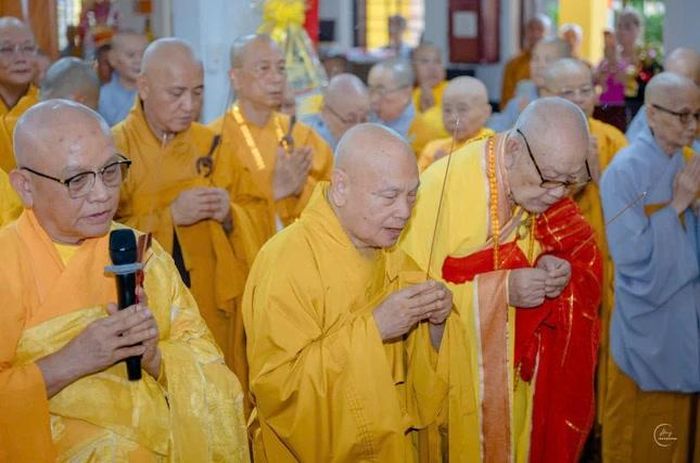 Chư tôn giáo phẩm dâng hương tưởng niệm