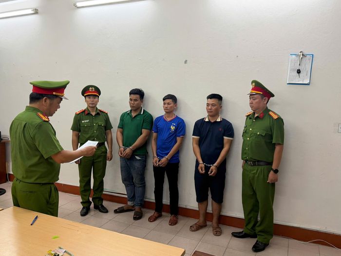 Nhóm đối tượng liên quan án mạng tại cơ quan điều tra. (Ảnh: Công an cung cấp).