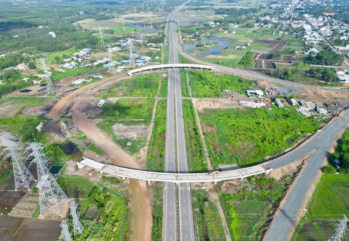 Tại gói thầu số 26 đoạn từ đầu tuyến đến nút giao ĐT25C dài khoảng 2,2km nhiều hạng mục đã bước vào giai đoạn hoàn thiện. Ở nút giao với cao tốc Bến Lức - Long Thành, 12/14 bản mặt cầu đã hoàn thành, hai bản còn lại đang được nhà thầu tập trung thi công nước rút cùng hệ thống lan can.