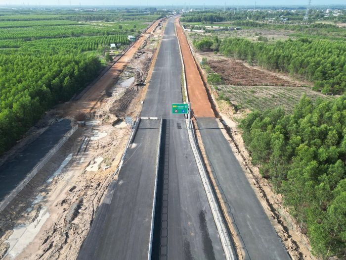 Trong khi đó, gói thầu số 29 đoạn từ nút giao ĐT25C đến ĐT25B dài gần 2,8km ghi nhận tiến độ tích cực khi nhiều hạng mục cầu, đường dẫn và tuyến chính gần như hoàn thiện. Nút giao ĐT25C cơ bản hoàn thành cả phần cầu lẫn phần tuyến. Tại nút giao ĐT25B, công nhân đang tập trung thảm bê tông nhựa khu vực cầu và đường đầu cầu, đồng thời hoàn thiện các tuyến đường gom hai bên.