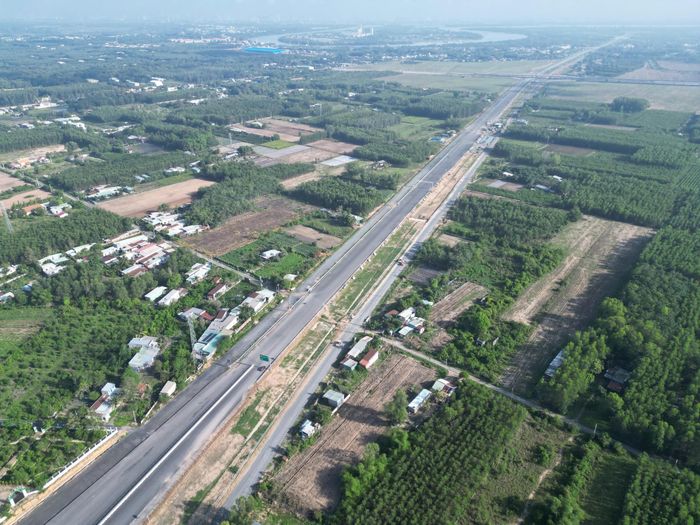 Theo ghi nhận của PV dọc tuyến dài hơn 11km, không khí thi công diễn ra khẩn trương ở nhiều hạng mục. Hàng trăm kỹ sư, công nhân cùng máy móc, thiết bị hoạt động liên tục trên công trường để đẩy nhanh thi công cầu, hoàn thiện nền đường đến thảm nhựa mặt đường, tất cả đang tăng tốc với mục tiêu đưa dự án về đích trong tháng 8 tới.