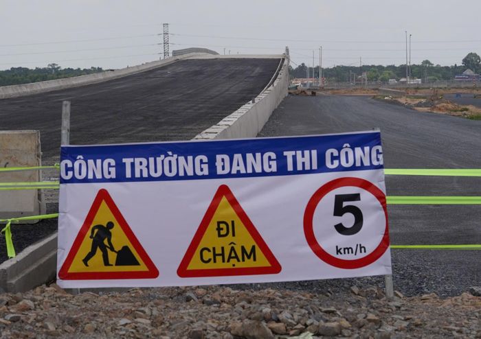 Ông Nguyễn Linh, Phó giám đốc Ban QLDA Đầu tư xây dựng TP Đồng Nai cho biết, khối lượng công việc còn lại không quá lớn, khó khăn về khan hiếm nhựa đường đã được tháo gỡ, hiện chỉ vướng giá quá cao ảnh hưởng đến thi công. “Ban đang phối hợp chặt chẽ với các nhà thầu đôn đốc thi công cũng như tháo gỡ các khó khăn, tổ chức thi công linh hoạt nhằm bù tiến độ, bảo đảm mục tiêu hoàn thành dự án theo kế hoạch”, ông Linh thông tin.