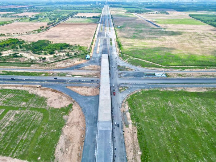 Theo Ban QLDA đầu tư xây dựng TP Đồng Nai, đoạn Vành đai 3 TP.HCM qua địa bàn hiện được triển khai đồng loạt với ba gói thầu xây lắp chính gồm gói số 26, 29 và 32. Đến nay, tổng giá trị thực hiện đạt gần 1.400 tỷ đồng, tương đương khoảng 75% giá trị hợp đồng.