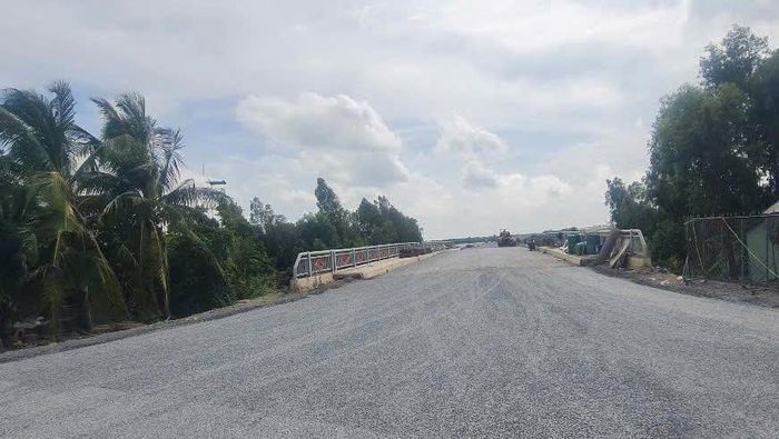Cầu Cà Dâm đã láng nhựa mặt đường hoàn chỉnh chờ ngày thông xe toàn tuyến.