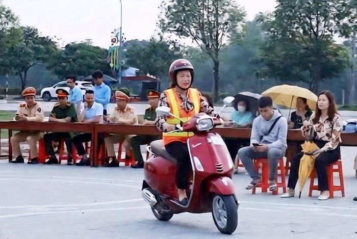 Tuyên truyền luật giao thông và đào tạo lái xe an toàn cho 200 người dân, xã Vĩnh Trụ, tỉnh Ninh Bình. (Ảnh Công an Ninh Bình)