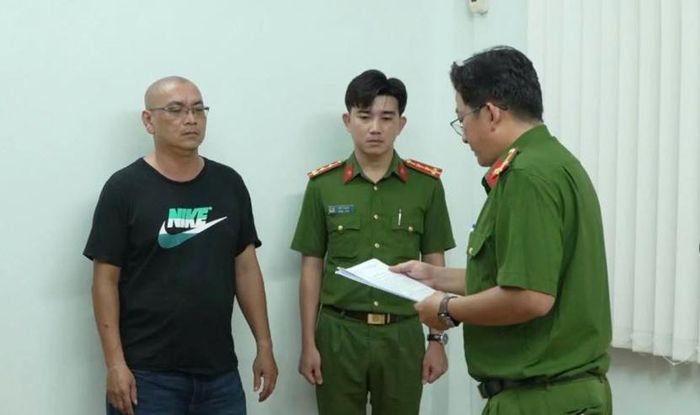 Trinh sát triển khai các quyết định khởi tố, bắt giam đối với Nguyễn Hoàng Nhật, Chủ trại hòm Nhật Tâm (Ảnh: CACC).