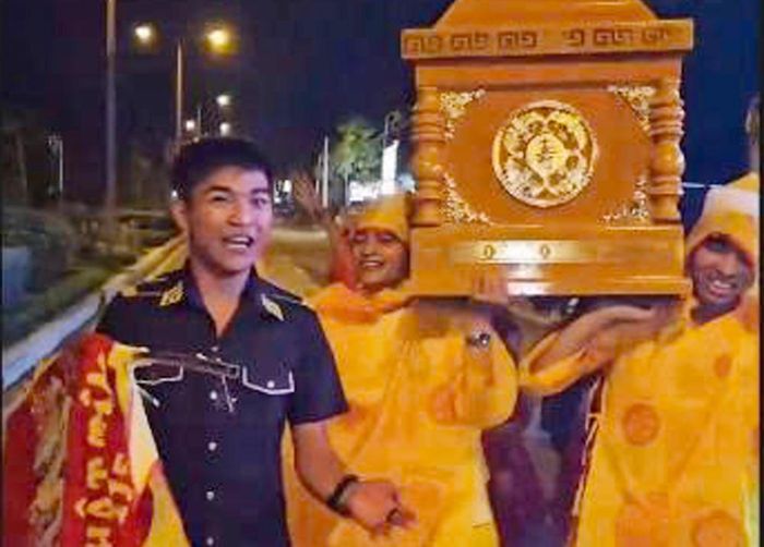Hình ảnh mang quan tài diễu phố mừng sinh nhật gây xôn xao dư luận tại Cần Thơ (Ảnh cắt từ clip).