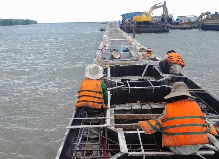 Công nhân thi công dự án đẩy nhanh tiến độ dự án đạt hơn 79% tại hạng mục xây dựng kè biển Tây.