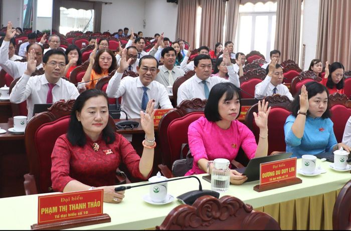 Các đại biểu thống nhất thông qua Nghị quyết.