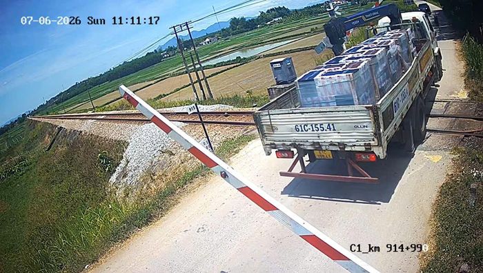 Hình ảnh xe tải 61C-155.41 cố tình vượt khi thanh gác chắn đã hạ.