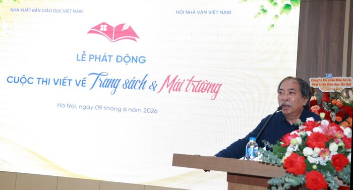 Nhà thơ Nguyễn Quang Thiều phát biểu tại sự kiện, công bố mức giải thưởng đặc biệt lên tới 100 triệu đồng cho tác phẩm xuất sắc nhất.