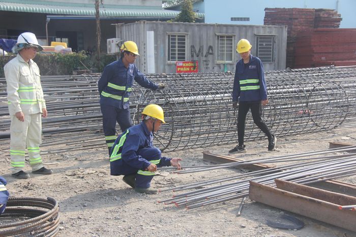 Công nhân làm việc trên công trường mở rộng cao tốc TP.HCM - Trung Lương - Mỹ Thuận.