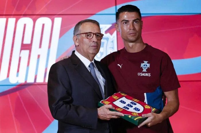 Tổng thống Antonio Jose Seguro trao quốc kỳ cho đội trưởng Cristiano Ronaldo (Ảnh: FPF).