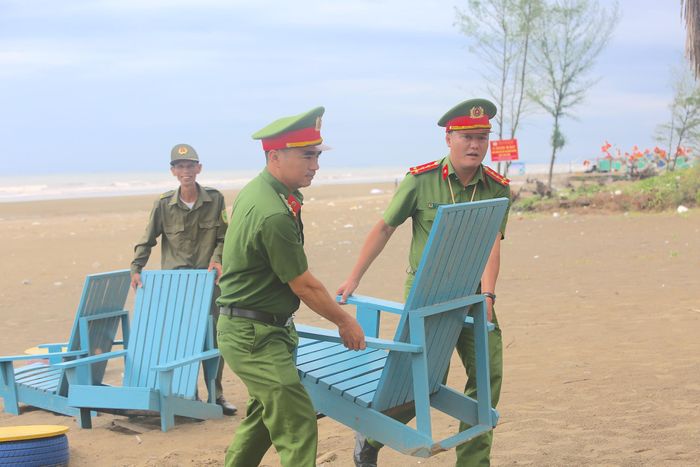 Công an xã Quảng Ninh dọn dẹp các vật dụng ngoài bãi biển để tạo cảnh quan.