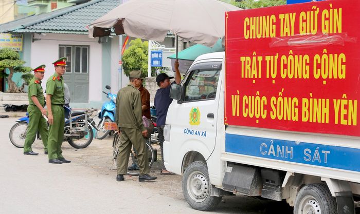 Lực lượng công an kiểm tra và giải tỏa "chợ tạm" ở ngã tư thuộc thôn 8, xã Quảng Ninh.