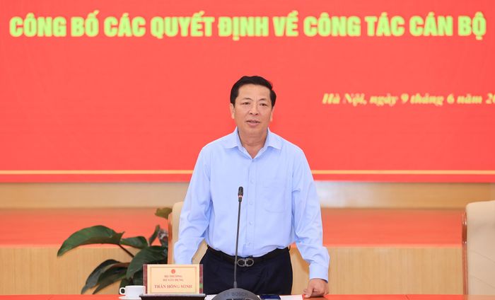 Bộ trưởng Bộ Xây dựng Trần Hồng Minh phát biểu giao nhiệm vụ đối với các cán bộ được điều động, bổ nhiệm (Ảnh: Tạ Hải).
