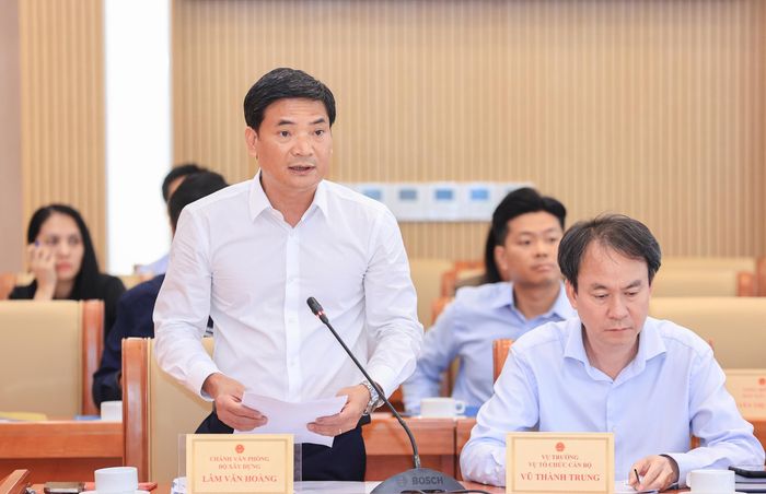 Ông Lâm Văn Hoàng, Chánh Văn phòng Bộ Xây dựng thông tin tại hội nghị (Ảnh: Tạ Hải).