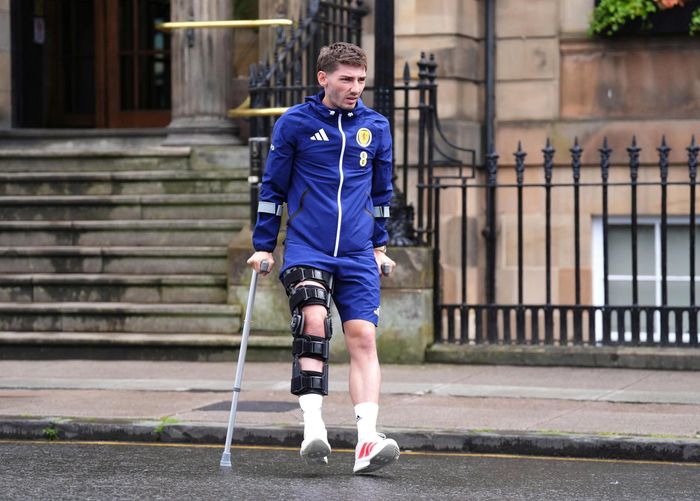 Billy Gilmour của tuyển Scotland lỡ hẹn với World Cup 2026 vì chấn thương trong trận giao hữu với Curacao (Ảnh: Andrew Milligan/PA).