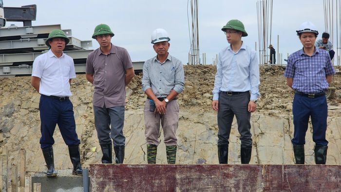 Ông Phạm Đức Luận, Cục Quản lý đê điều và Phòng, chống thiên tai (áo trắng), đi kiểm tra dự án xây dựng khẩn cấp trạm bơm Cẩm Bào.