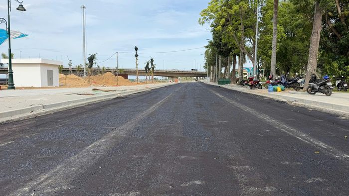 Theo thiết kế, dự án làm mới khoảng 1,2km đường Tôn Đức Thắng chạy song song đường Bà Triệu, kết nối đường Trường Sa với đoạn phía Tây đường Tôn Đức Thắng hiện trạng tại nút giao khác mức với đầu cầu Trà Khúc 1 mới. Hiện, phần lớn chiều dài tuyến đã được tưới dính bám, sẵn sàng bước vào công đoạn thảm nhựa.