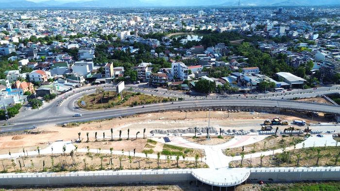 Trong đó, đã hoàn thành toàn bộ phần kè tường đứng và công trình trên kè dọc sông Trà Khúc, cơ bản hoàn thành việc mở rộng vườn hoa Ba Tơ, lắp dựng công trình điểm nhấn, hệ thống thoát nước.