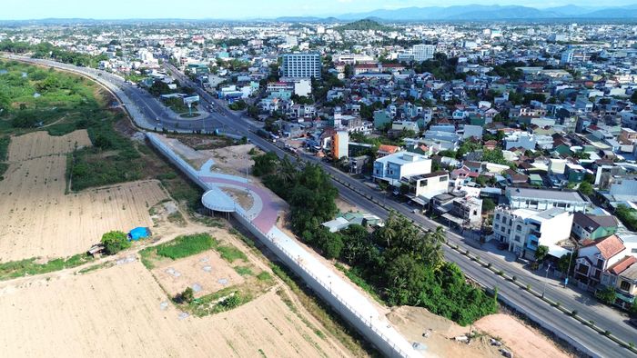 Riêng vị trí còn vướng mặt bằng rộng gần 3.200m² thuộc quy hoạch đường Tôn Đức Thắng chưa được bàn giao nên nhà thầu chưa thể thi công. Theo chủ đầu tư, nếu công tác GPMB vị trí này được tháo gỡ đúng kế hoạch, đơn vị sẽ chỉ đạo nhà thầu tăng tốc thi công, hoàn thành 160m đường cuối cùng trước ngày 30/10, hoàn thành và bàn giao toàn bộ công trình đưa vào khai thác, phát huy hiệu quả đầu tư.